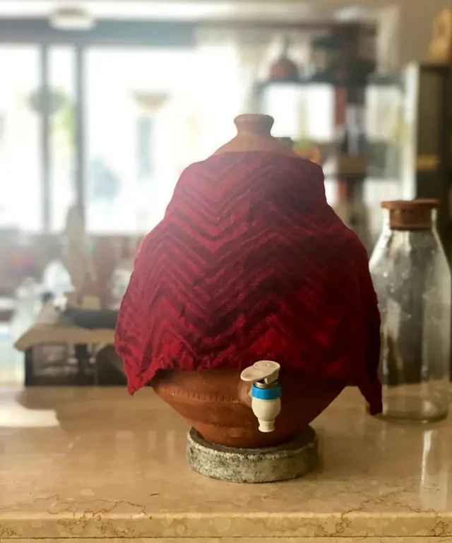 Les pots en argile appelés « matkas » sont utilisés pour refroidir l’eau en Inde.