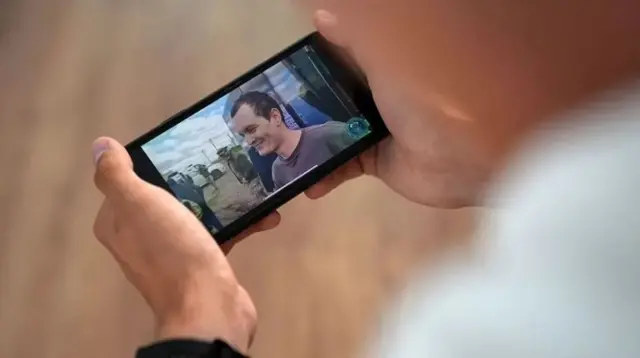 सरेनियाक की रिहा होते हुए तस्वीर.