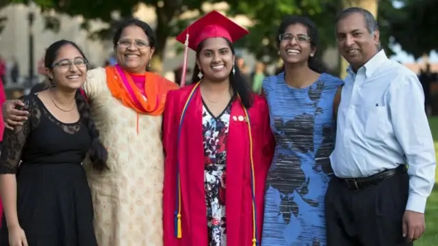 அமெரிக்காவில் பட்டம் பயின்ற மகிழ்ச்சியில் இந்திய மாணவியின் குடும்பம்.