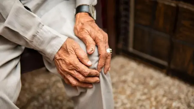 भारतात वृद्ध होणं कठीण का?