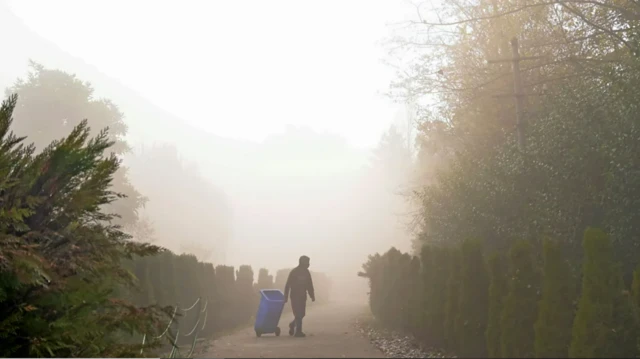 Homem caminhando e carregando latacasas de apostas melhores bonuslixocasas de apostas melhores bonusjardim