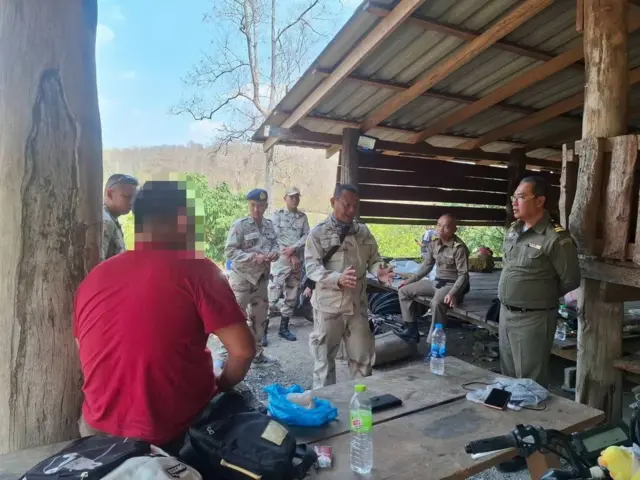 ဖေဖော်ဝါရီ ၁၃ ရက်မှာ ထိုင်းနိုင်ငံ၊ ကန်ချနာဘူရီခရိုင်ထဲကို တရားမဝင် ရွှေခဲ ၂၆ ကျပ်သားသယ်ဆောင်လာတဲ့ မြန်မာနိုင်ငံသားနဲ့ ထိုင်းအာဏာပိုင်တွေ 