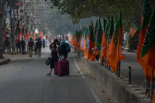 কাশ্মীরে প্রধানমন্ত্রী মোদীর জনসভার দিন রাস্তায় পর্যটকরা। ১৯ সেপ্টেম্বর, ২০২৪
