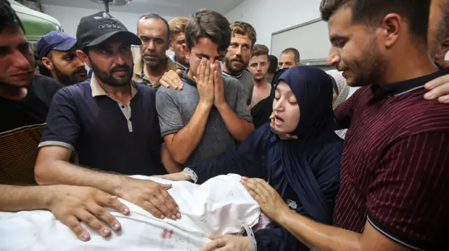 فلسطينيون يتفاعلون مع الجثث أثناء حدادهم على الطبيب مروان السلطان، مدير المستشفى الإندونيسي في شمال قطاع غزة، وزوجته وابنته وشقيقته، الذين قُتلوا في غارة إسرائيلية يوم الأربعاء