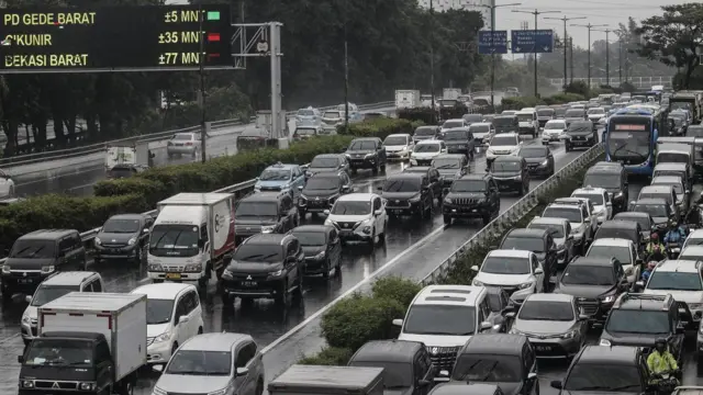 Sejumlah kendaraan terjebak kemacetan di kawasan Tol Dalam Kota, Jakarta, Kamis (17/11/2022). 