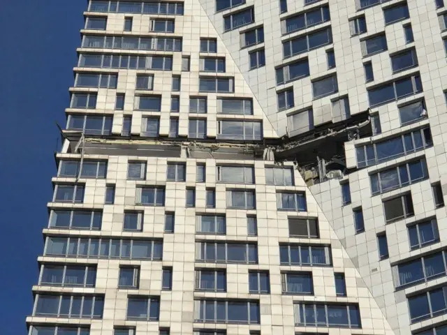 Влучання дрону вибило стіни трьох кімнат на 36 поверсі