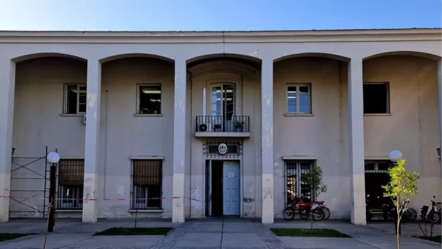 Fachada do prédio cinza, com colunas simples e austeras, onde Mario Bracamonte foi detido 