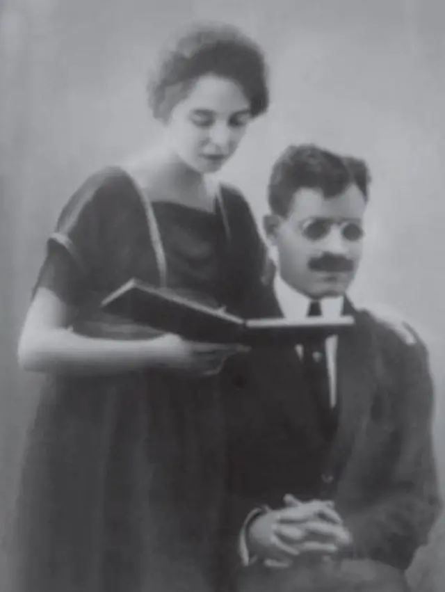 سوزان بريسو وطه حسين في شبابهما وهي تقرأ له كتاباً