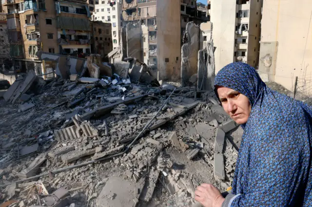 жена стоји на рушевинама после израелског напада на бејрут