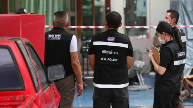 Agentes de la policía trabajan en el lugar donde un adolescente tailandés asesinó a tiros a sus abuelos, antes de abrir fuego en la escuela Debsirin Nonthaburi.