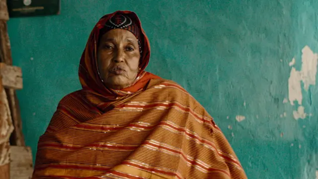 Saciida oo fadhida una muuqata in ay hadlayso iyada oo xidhan subeeciyad dhaqameed.