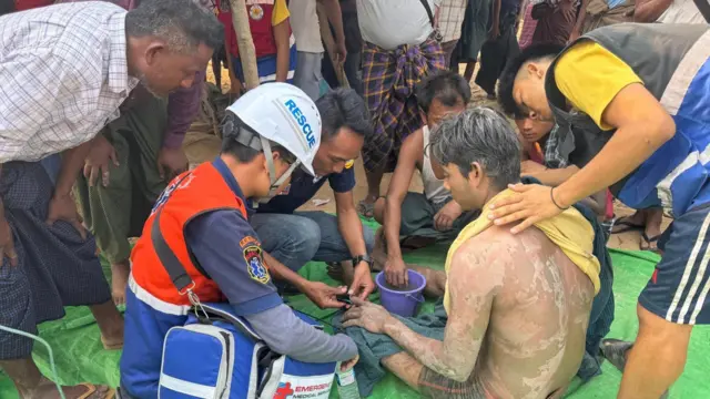 ငလျင်ဒဏ်ကြောင့် ရွှေလုပ်ကွက်ထဲ ပိတ်မိနေသူတွေကို ကယ်တင်ခဲ့ကြရ