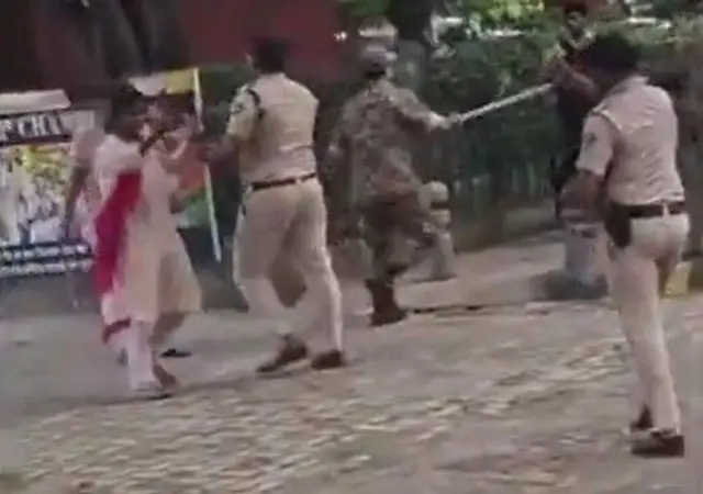जंतर-मंतर पर एक सीनियर पुलिस अधिकारी का महिला को थप्पड़ मारने का वीडियो वायरल है