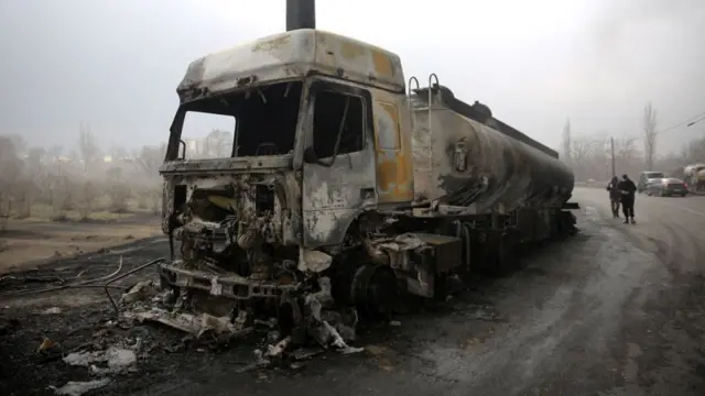 焼けこげた車両