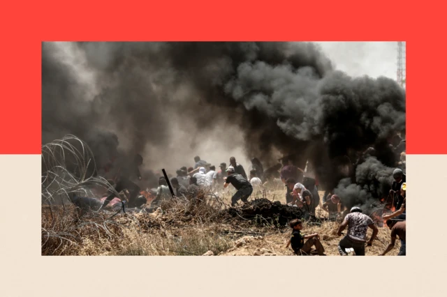 Watu wakijaribu kujikinga huku moshi ukifuka 