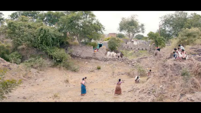 कचरू आणि कुटुंब डुक्कर पकडताना