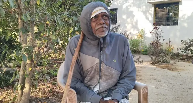 याच गावातील 85 वर्षे वय असलेले श्रीरंग मडावी यांच्याशी बोलल्यावर कळलं की, हे गाव इंग्रजांच्या काळापासून वसलेलं आहे. 