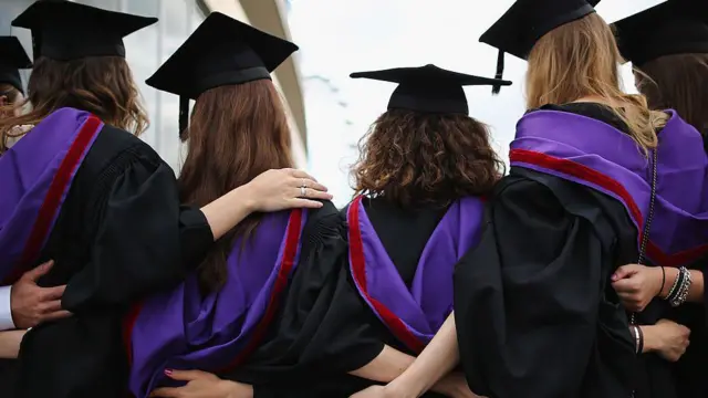 ယူကေနိုင်ငံက ဘွဲ့ရကျောင်းသူတွေ