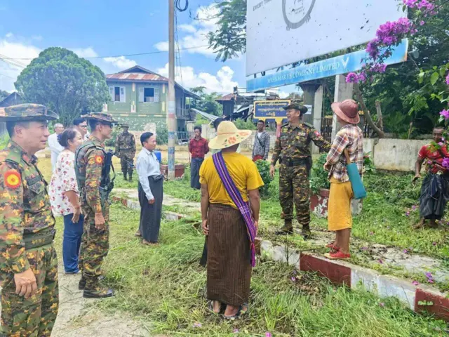 ဖယ်ခုံမြို့ပေါ်မှာ စစ်ဝတ်စုံဝတ်ထားတဲ့ စစ်တပ်အရာရှိတွေက ပြည်သူတွေကြား သွားရောက်ကာ ဒေသခံတွေနဲ့ တွေ့ဆုံနေစဉ် 