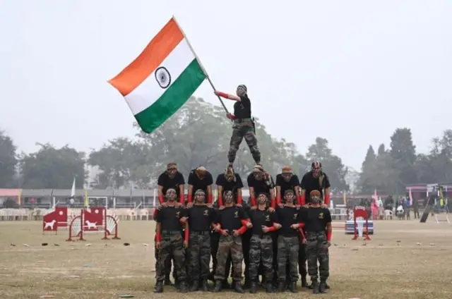 भारतीय सेना में गोरखा रेजिमेंट से तीन जनरल हुए हैं - सैम मानेकशॉ, दलबीर सिंह सुहाग और बिपिन रावत