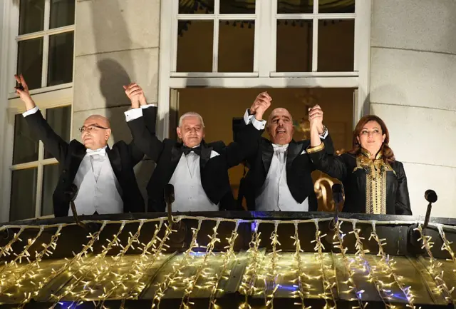 Les lauréats du prix Nobel de la paix du Quartet du dialogue national tunisien (de gauche à droite), le président de l'Ordre national des avocats tunisiens Fadhel Mahfoudh, le secrétaire général de l'Union générale tunisienne du travail Houcine Abbassi, la Ligue tunisienne des droits de l'homme (LTDH) Abdessatar Ben Moussa et la présidente de l'Union patronale tunisienne (UTICA) Wided Bouchamaoui apparaissent sur le balcon du Grand Hôtel à Oslo pour saluer les sympathisants le 10 décembre 2015.