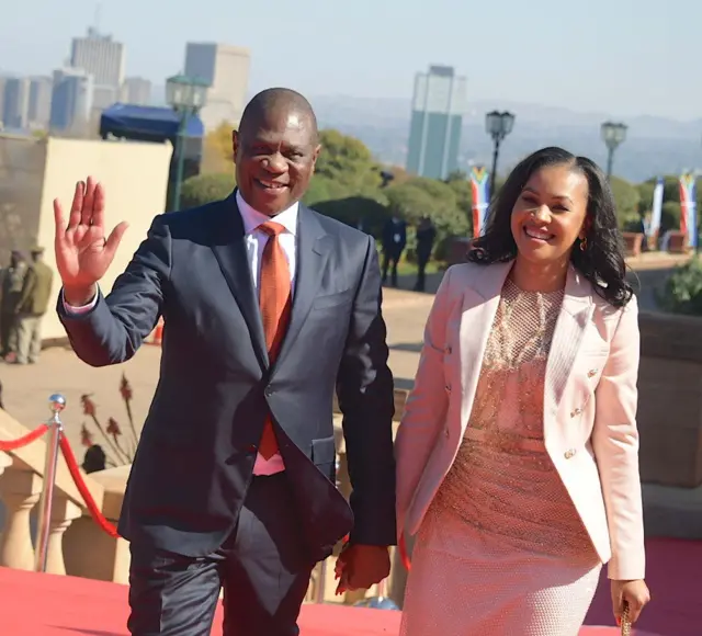 Visi Perezida wa Afurika y’Epfo Paul Mashatile n’umugore we Humile Mashatile ubwo bari bageze kuri Union Buildings kwitabira uwo muhango wo kurahira