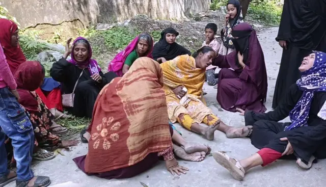 নিহতদের স্বজনরা বিলাপ করছিলেন