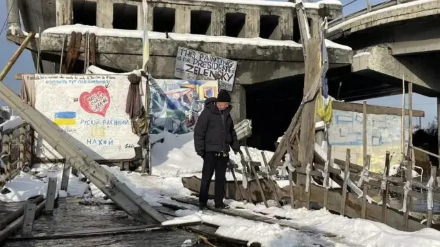 ইরপিনে রুশ গোলায় বিধ্বস্ত এক সেতু।﻿