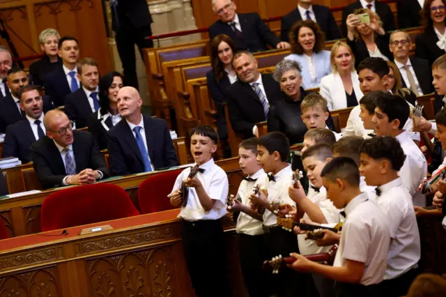 dečaci sa tamburicama u mađarskom parlamentu