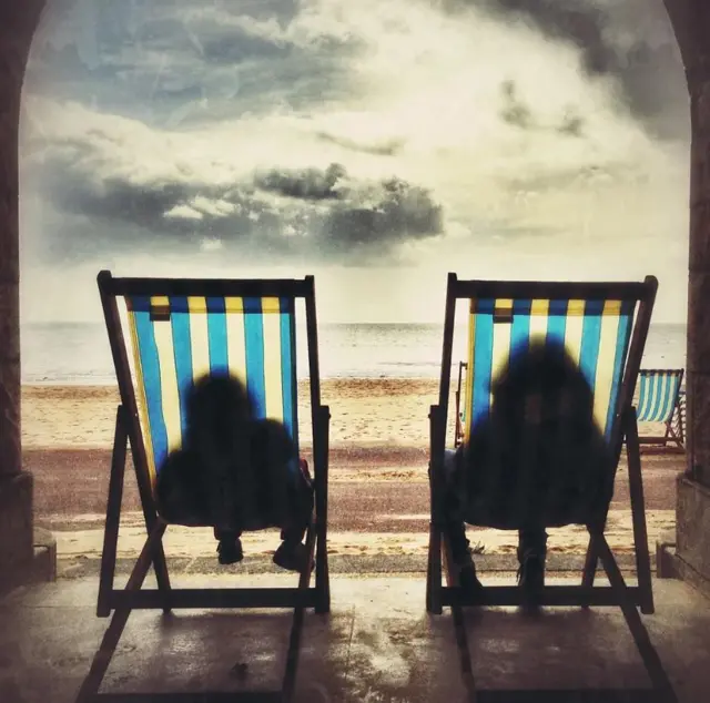 바닷가에서 휴식을 취하는 사람들 