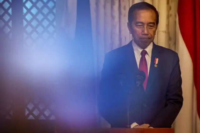 Presiden Indonesia Joko Widodo melakukan kunjungan ke Istana Malacanang di Manila, Filipina.