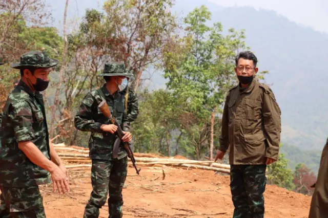 ကာကွယ်ရေးဝန်ကြီးဌာနအနေနဲ့  LDF တွေနဲ့ ချိတ်ဆက်နိုင်ရေး ဌာနဆိုင်ရာတာဝန်ရှိသူတွေပါတဲ့ အထူးအလုပ်အဖွဲ့တစ်ခု ဖွဲ့စည်း လုပ်ဆောင်နေတာရှိတယ် လို့ ဦးရည်မွန်ကပြောပါတယ်။