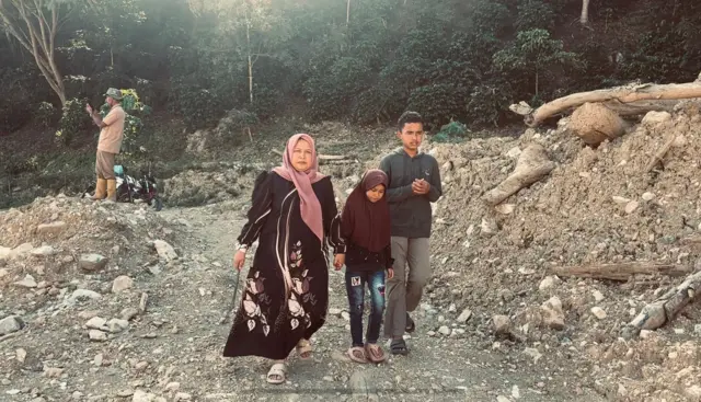 Masdiana bersama anak-anaknya.