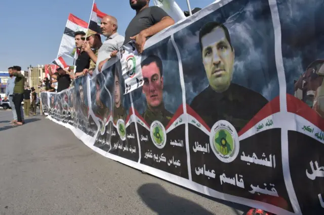 يتظاهر مؤيدون لـالحشد الشعبي، إلى جانب مجموعة من التركمان، أمام مبنى محافظة كركوك في العراق، احتجاجاً على تصريحات وزير الخارجية العراقي الأسبق والقيادي في الحزب الديمقراطي الكردستاني، هوشيار زيباري، التي انتقد فيها الحشد الشعبي، وذلك في 17 أكتوبر/تشرين الأول 2020.