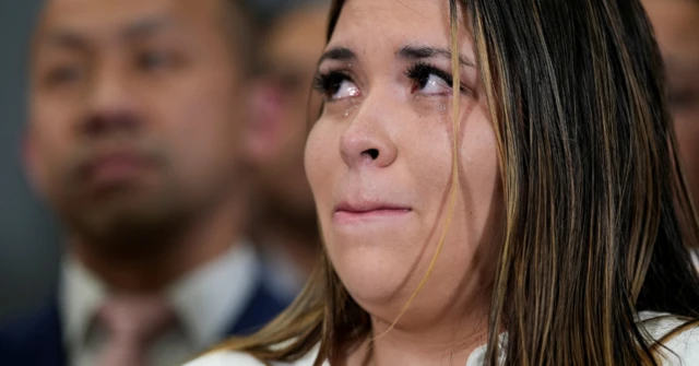 Jennifer Vásquez, mujer de Ábrego, emocionada en la comparecencia del senador Van Hollen. 