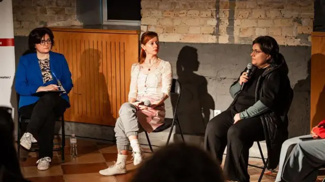 Лєна Лягушонкова (в центрі), поруч інші жінки