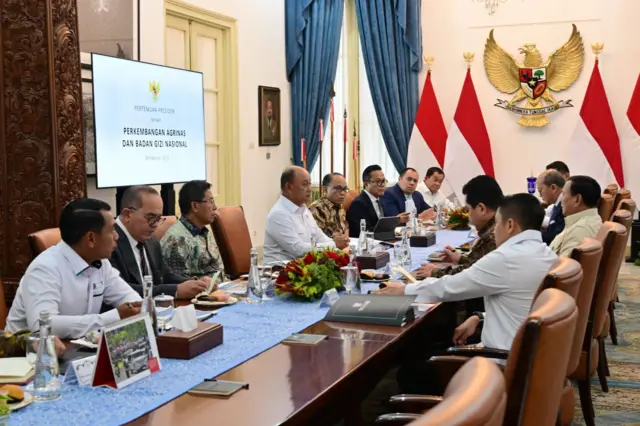 Presiden Prabowo Subianto rapat bersama Dadan Hindayana, Kepala Badan Gizi Nasional (BGN), serta sejumlah menteri membahas pelaksanaan program Makan Bergizi Gratis (MBG) di Istana Kepresidenan, Jakarta, pada 24 Februari 2025.