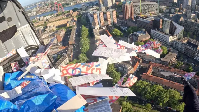 Poemas lanzados desde un helicóptero sobre Róterdam