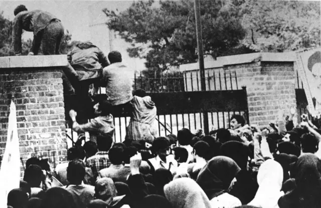 في نوفمبر 1979 اقتحم طلاب إيرانيون مقر السفارة الأمريكية في طهران