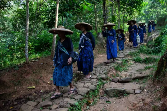 Masyarakat Suku Baduy menjalani aktivitas sehari-haridi Desa Ciboleger, Provinsi Banten, 14 Juni 2023.