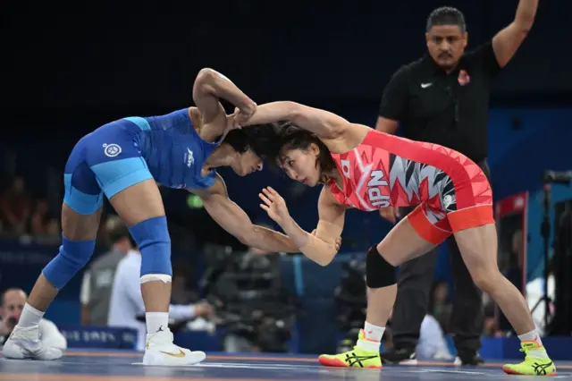 ਵਿਨੇਸ਼ ਫੋਗਾਟ -ਕੁਆਰਟਰ ਫਾਈਨਲ ਵਿੱਚ ਜਪਾਨ ਦੀ ਯੁਈ ਸੁਸਾਕੀ ਨਾਲ ਘੁਲਦੇ ਹੋਏ