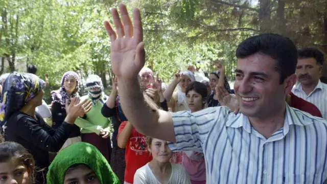 Demirtaş, 2007'de siyasete adım attı ve aynı yıl 'Bin Umut' adaylarından biri olarak milletvekili seçildi.