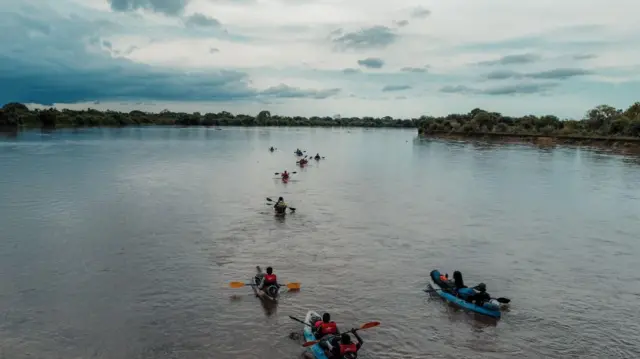 රටේ සියලුම ප්‍රධාන ගංගා ' කයාක් ඔරු' හරහා තරණය කර ඇති බවත් ඇය පැවසුවාය.