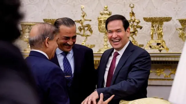 அண்டை நாடாக இருப்பதால், இரானில் நடக்கும் போர் பாகிஸ்தானையும் பாதிப்பதாக ஆய்வாளர்கள் நம்புகின்றனர். பதற்றம் குறைவது அதற்குப் பொருளாதார மற்றும் அரசியல் ரீதியான நிம்மதியை அளிக்கும். 