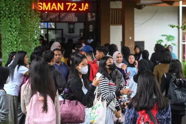 Siswa SMAN 72 Jakarta mendatangi sekolah untuk mengambil barang-barang seperti sepatu, tas, laptop dan sepeda yang tertinggal di sekolah usai insiden ledakan pada Jumat (7/11).