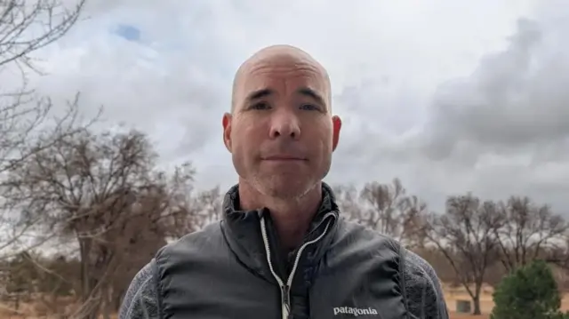 چهره شان گورمن مقابل دوربین