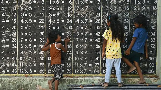 'அரசுப் பள்ளிகளில் சிக்கன் பிரியாணி வழங்குவதால் சிக்கல் தீர்ந்துவிடாது' – கல்வியாளர்கள் விமர்சிப்பது ஏன்?