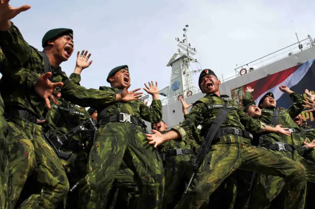 Prajurit TNI Yonif 113/Jaya Sakti meneriakkan yel-yel usai upacara penyambutan kepulangan Satgas Pengamanan Perbatasan RI-Papua Nugini.a