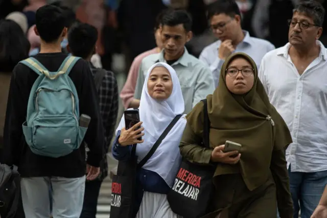 Pekerja kantoran pada jam sibuk di Jakarta pada 28 Februari 2024.