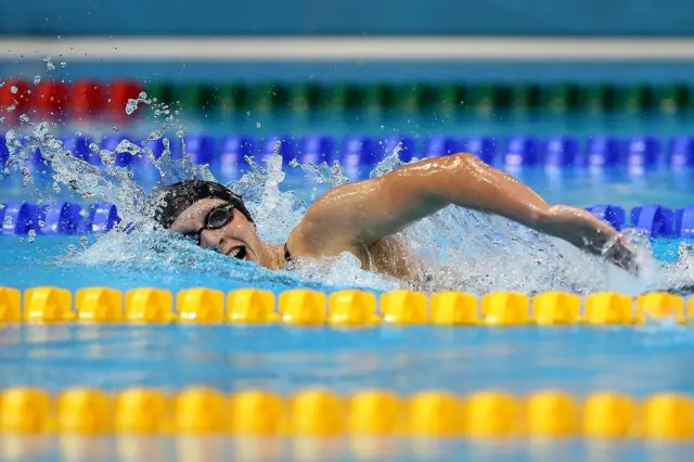 Katie Ledecky nadando